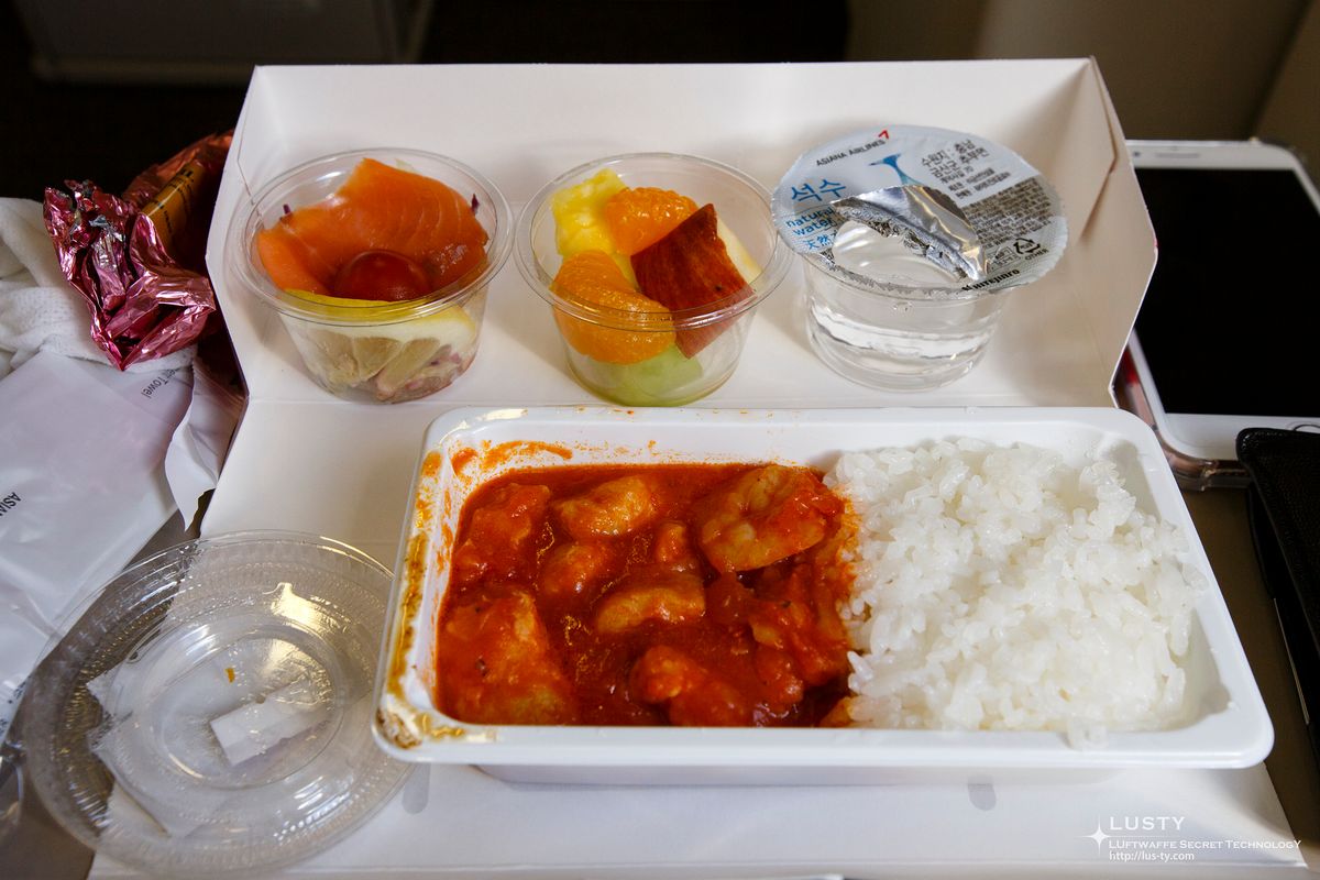 밥·토마토 새우·과일이 든 기내 식사 트레이