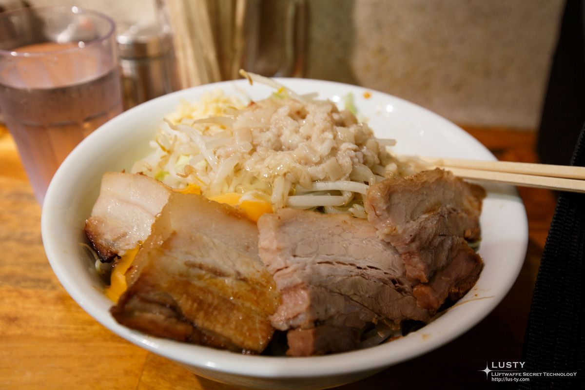 두꺼운 차슈와 숙주가 올라간 라멘