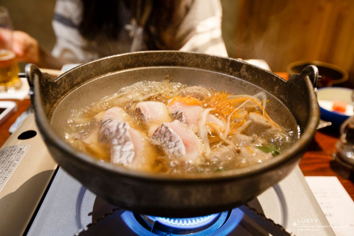 끓는 육수에 생선살과 채소가 올려진 모습