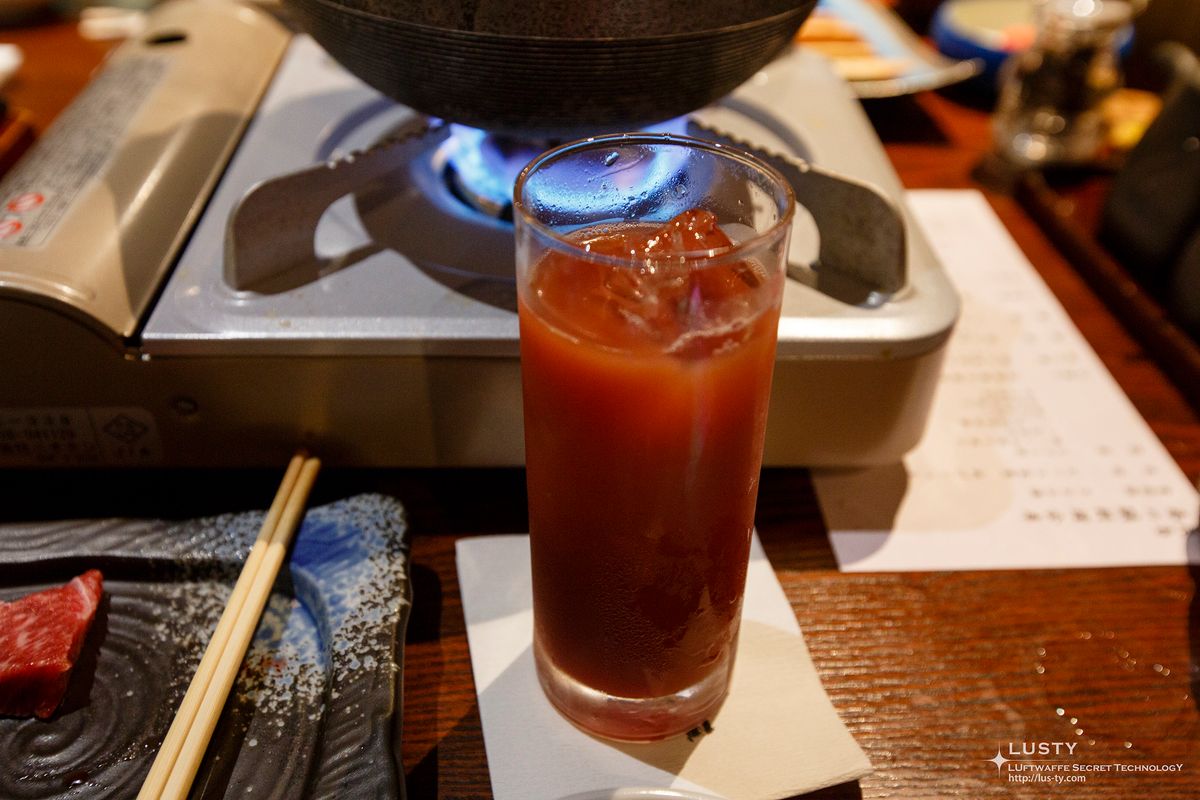 얼음 담긴 토마토 주스 한 잔