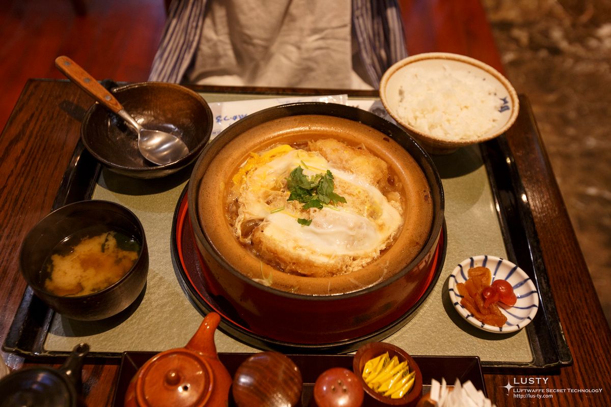 달걀 얹힌 가츠동과 밥, 된장국 구성