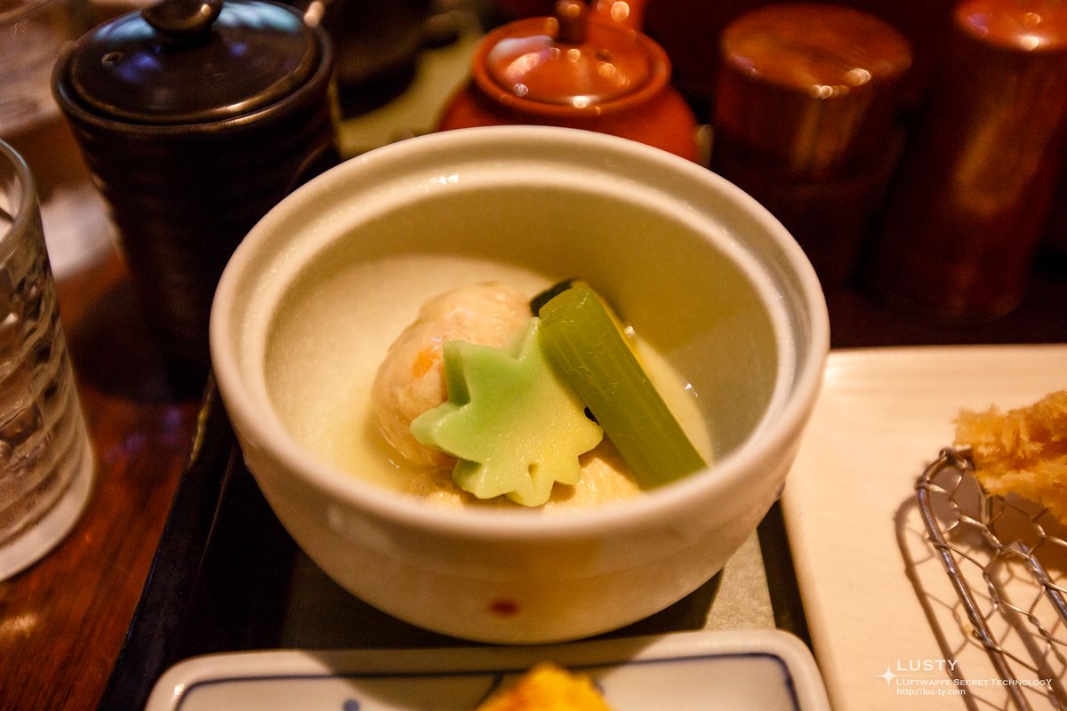 단풍 모양 어묵과 야채 담긴 찜 그릇