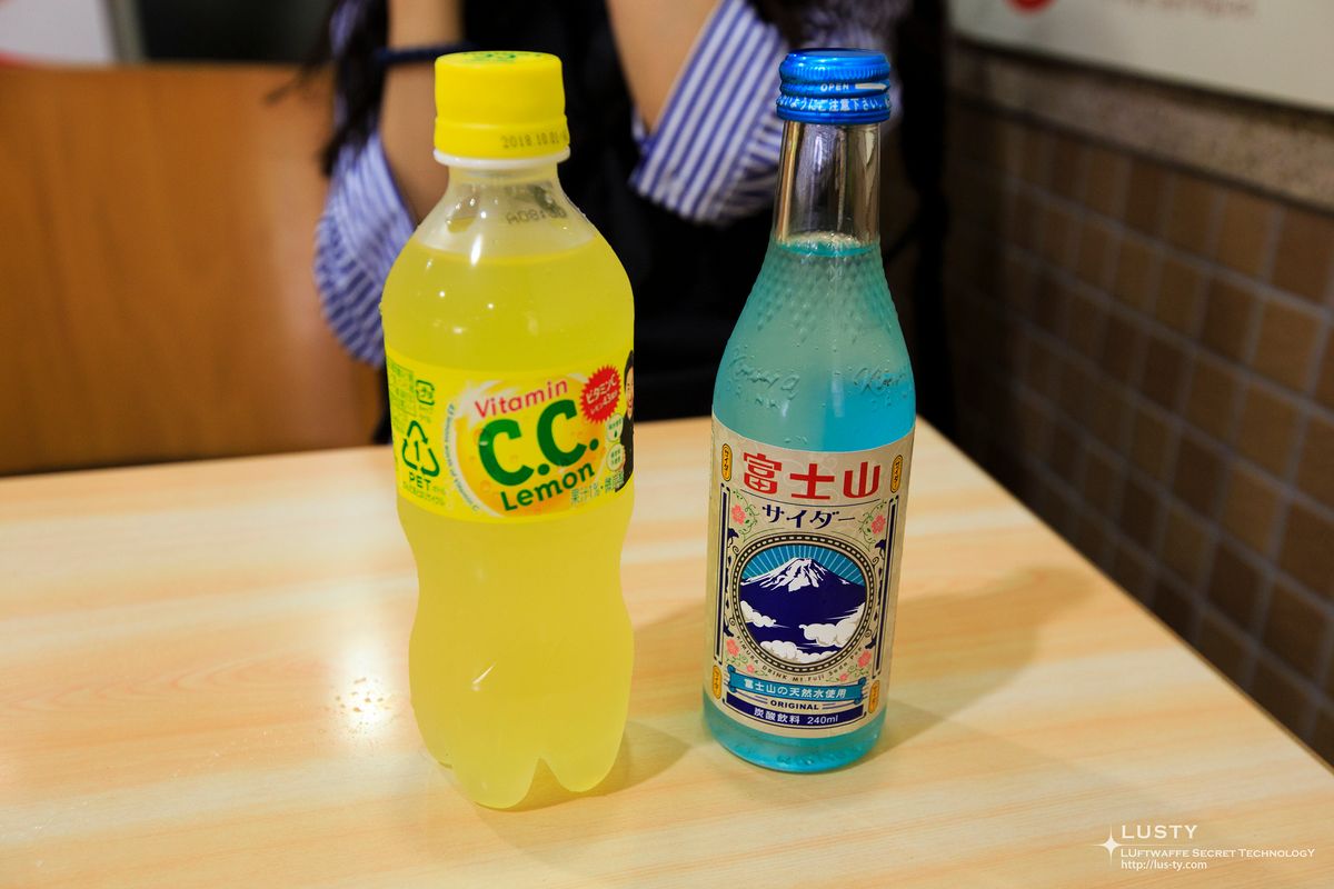 노란 C.C. Lemon과 파란 후지산 사이다 병