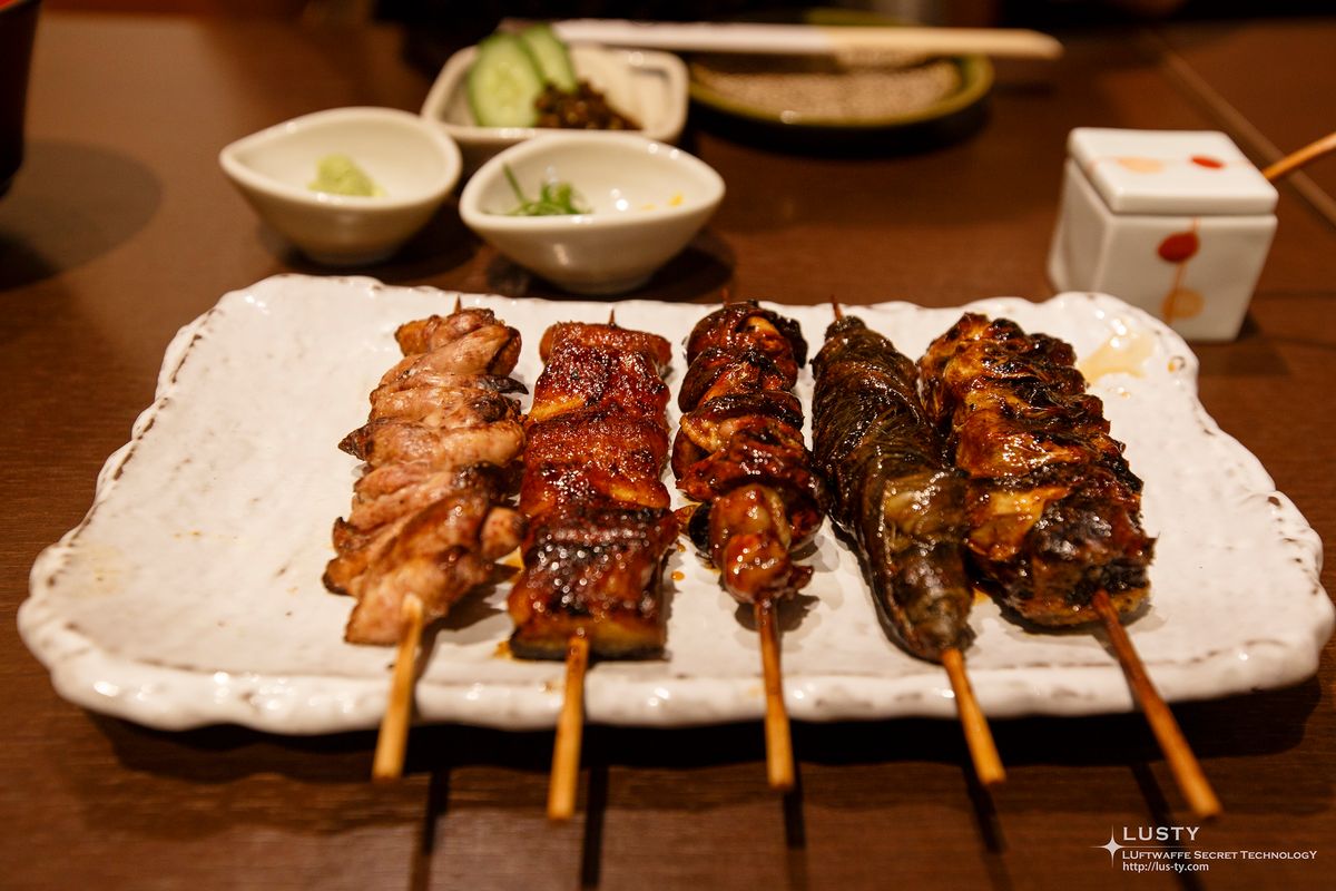 야키토리 꼬치 다섯 개 접시