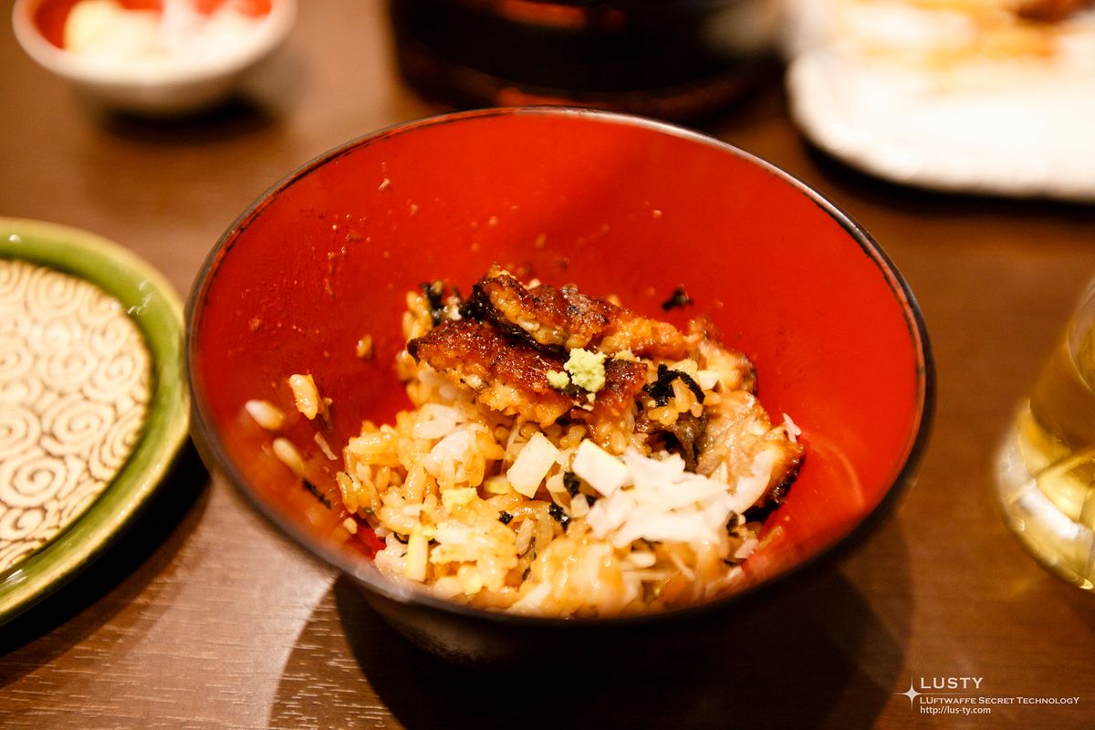 고명과 와사비 얹힌 밥과 장어