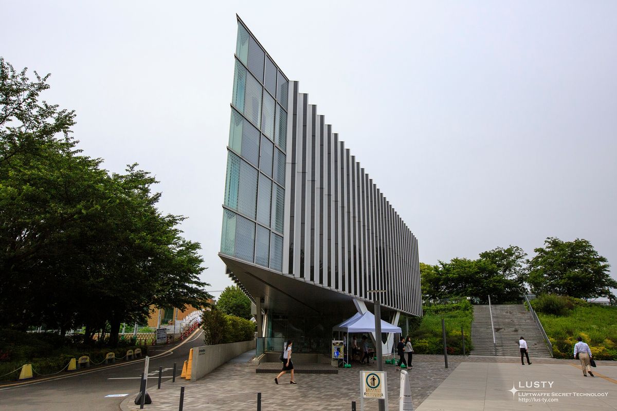 삼각형 유리 외벽의 현대 건물 입구