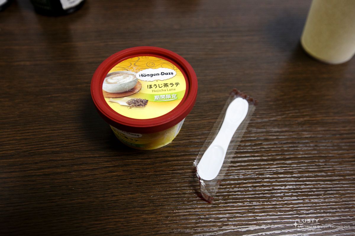 호지차 라떼 하겐다즈 컵과 스푼