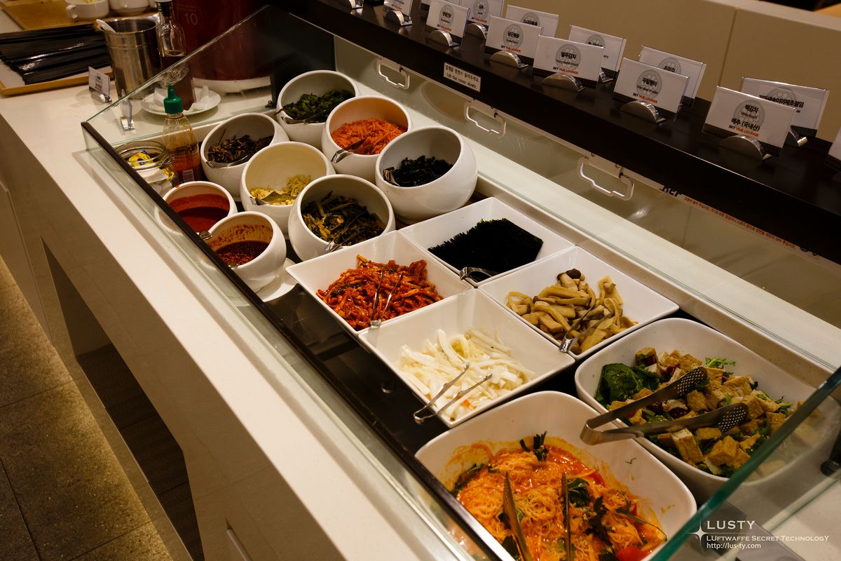 비빔밥 반찬과 나물 뷔페 코너