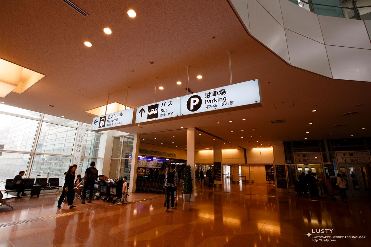 모노레일, 버스, 주차 안내판이 걸린 공항 내부