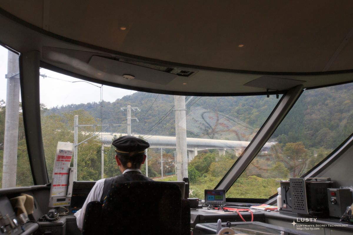운전사 뒤로 보이는 선로와 산