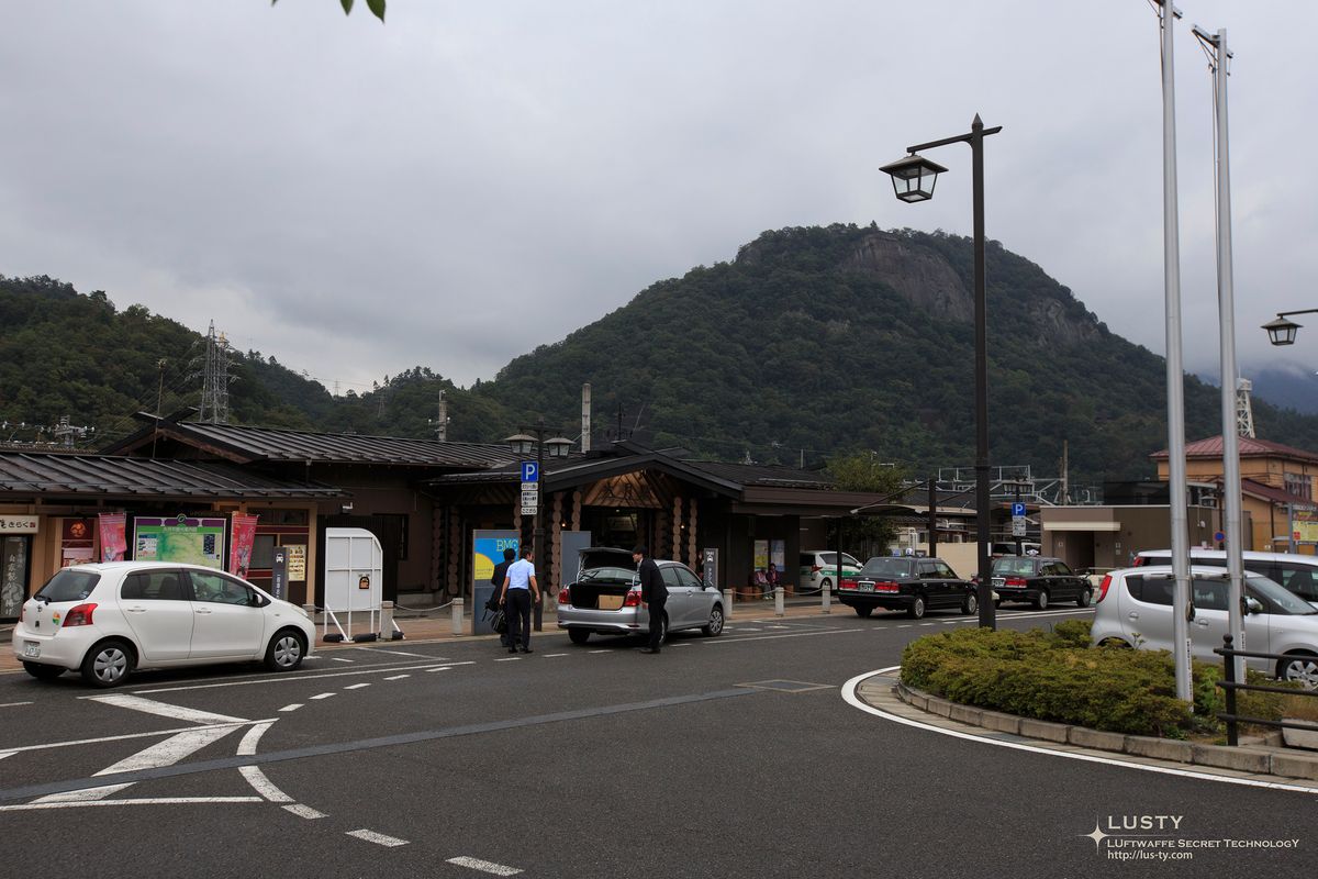 산과 택시가 보이는 오츠키역 앞