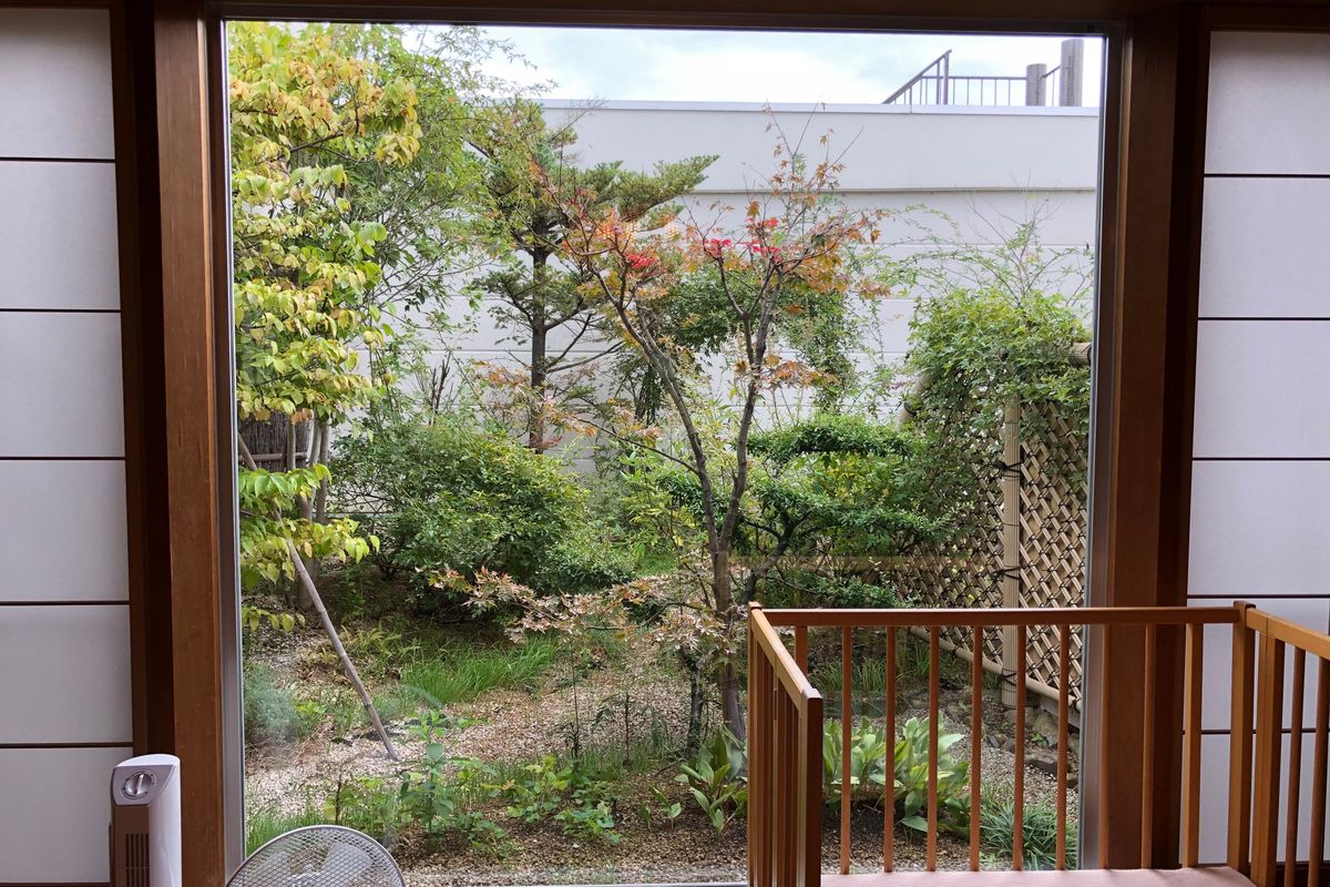 큰 창문 너머 작은 정원과 난간