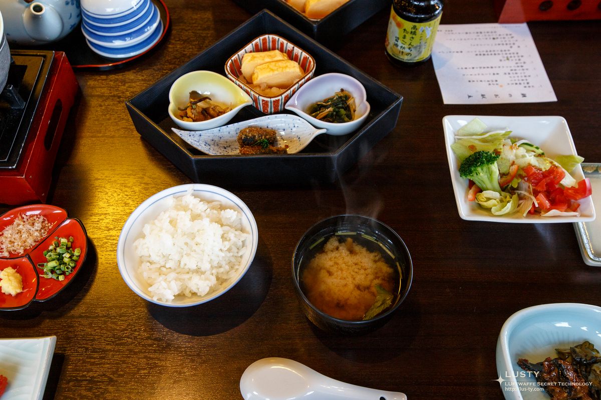 밥과 된장국이 놓인 조식 한상