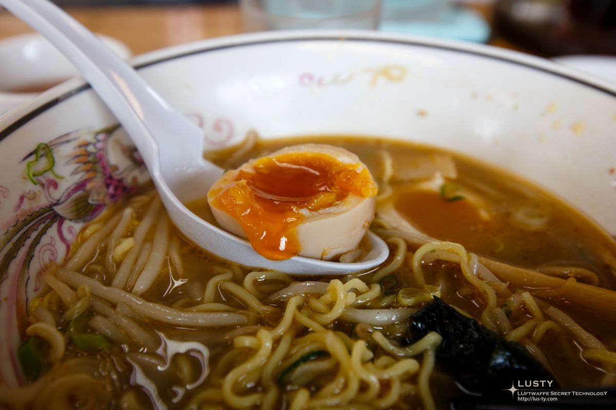 반숙 계란 올린 국수