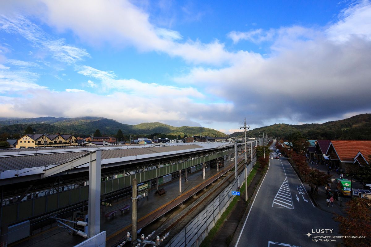 카루이자와역 플랫폼과 주변 산