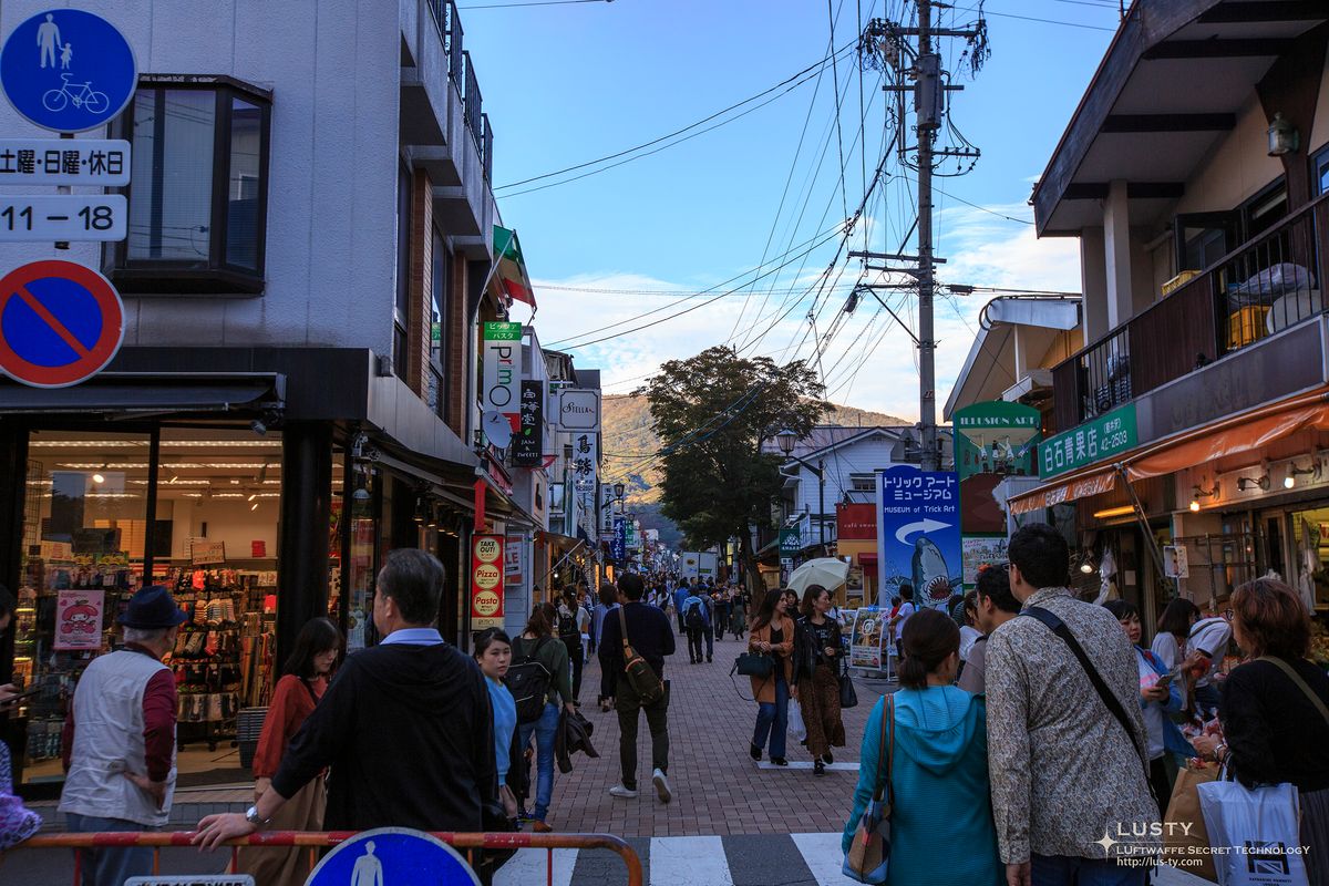 사람들 걷는 상점가 거리