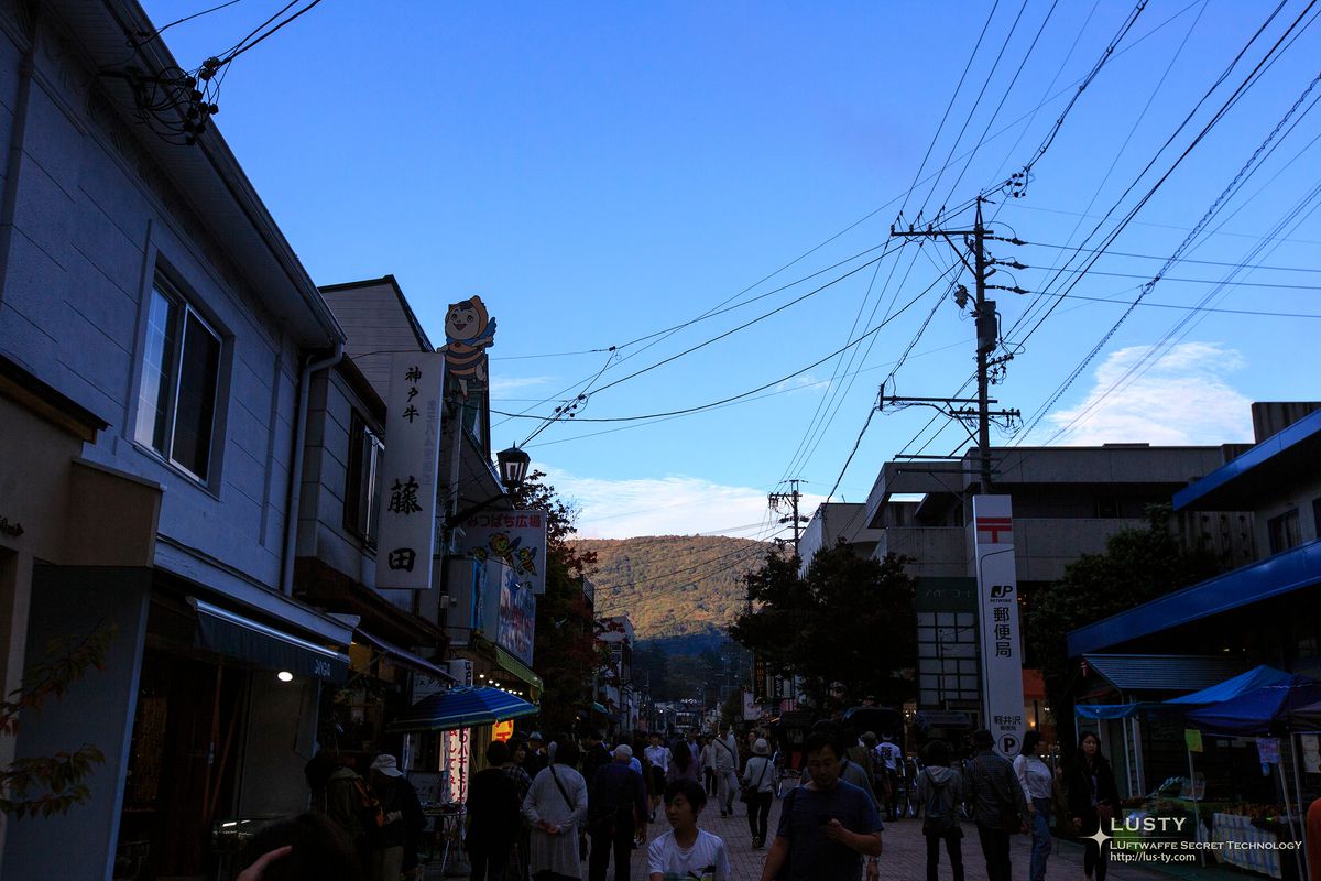 산 배경 상점가 사람들 걷는 거리