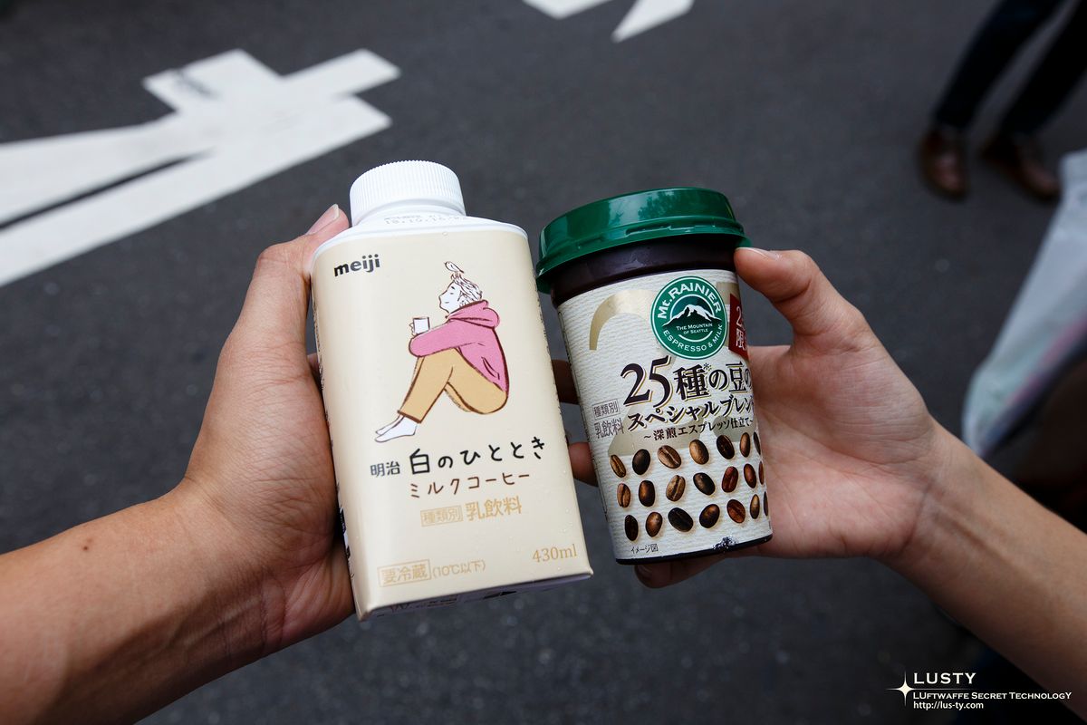 두 손에 든 밀크커피팩과 에스프레소 컵