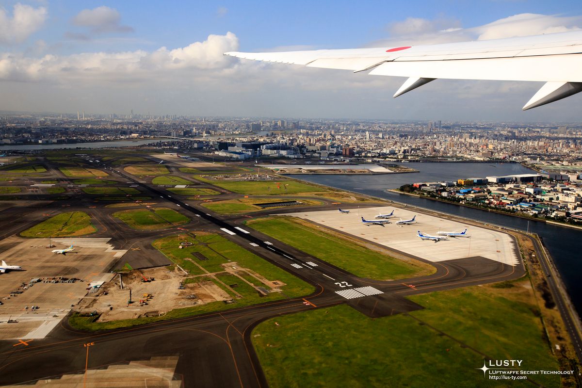 도심과 활주로가 보이는 국제공항 전경