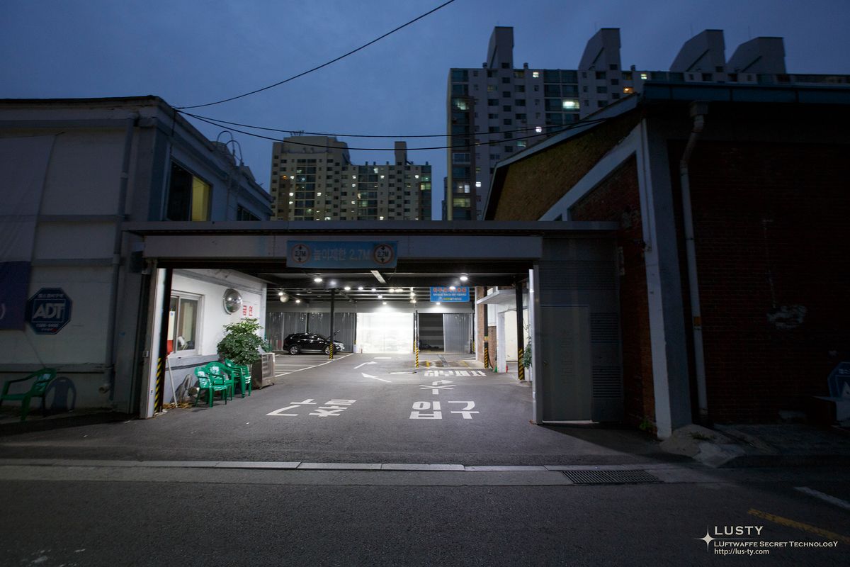 문패형 출입구 위 세차장 입구 전경