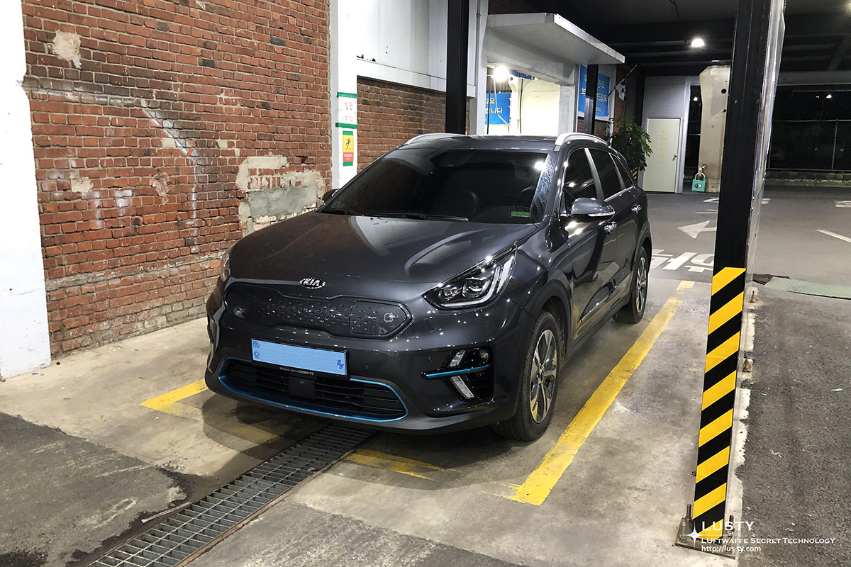 지하주차장에 세운 전기 SUV