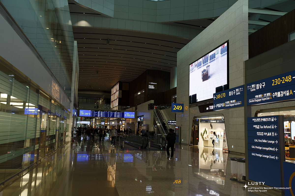 2터미널 출국장 복도와 249번 게이트 안내