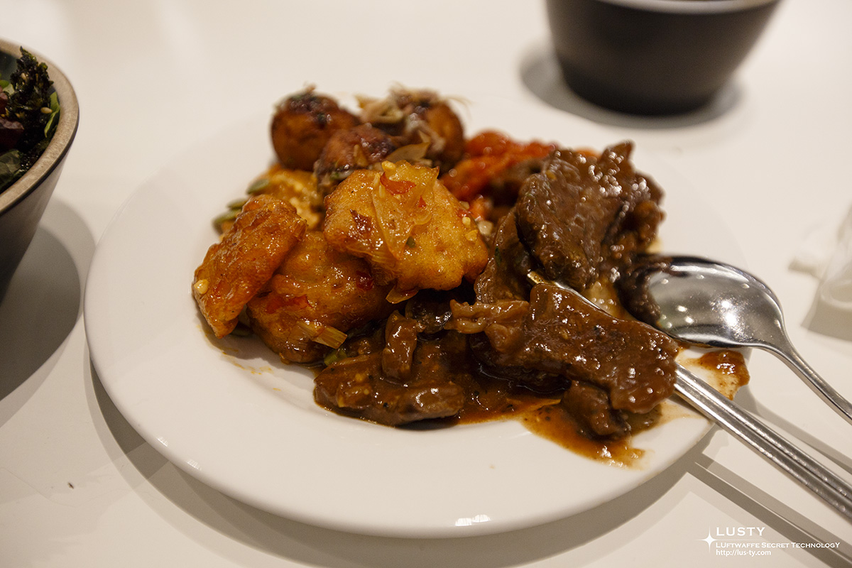 잡채와 고기 반찬이 올려진 접시