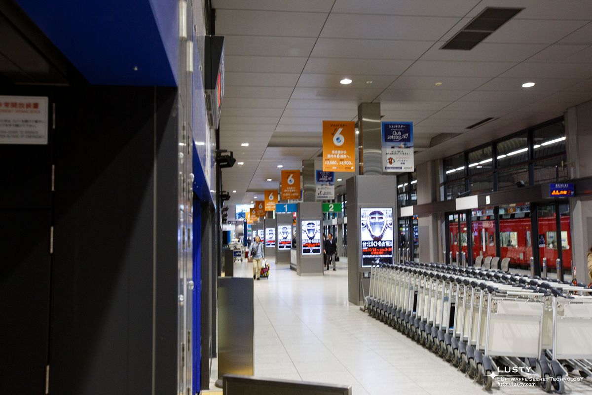 카트 줄선 나고야 공항 내부 통로
