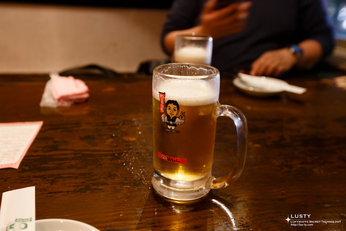 테이블 위 생맥주 잔