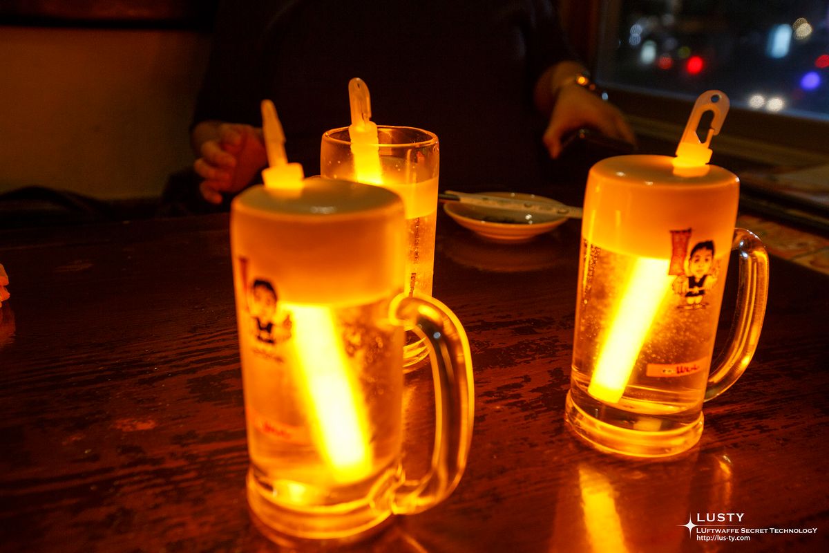 불빛 꼽힌 생맥주 잔 두 개