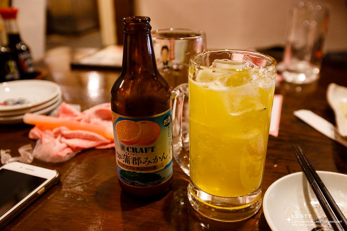 귤 그림 병맥주와 얼음 가득한 잔