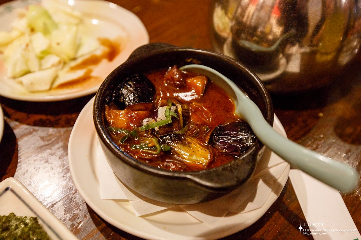 뚝배기 찌개에 가지랑 파 얹은 모습
