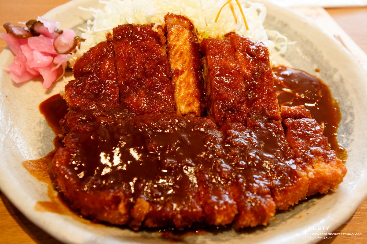 윤기 도는 소스와 단면 드러난 돈까스
