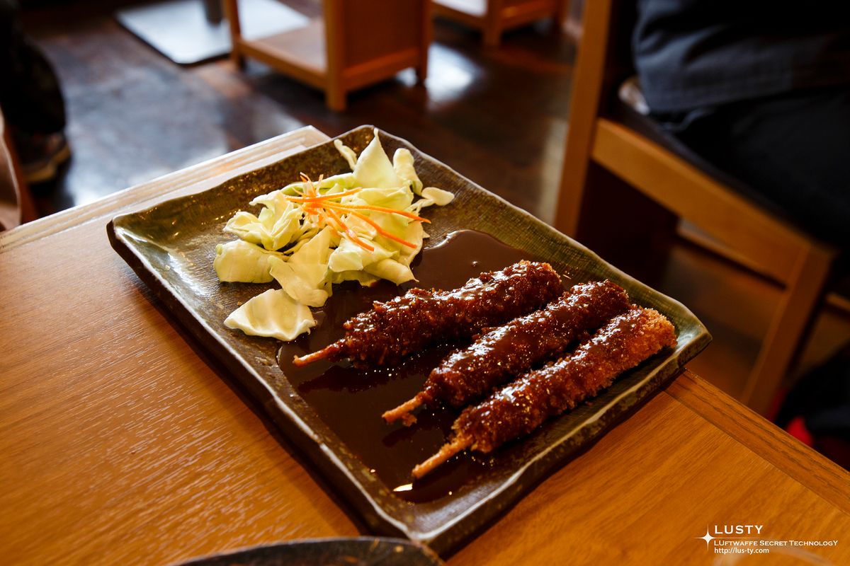 소스 묻은 쿠시카츠 꼬치 세 개와 양배추