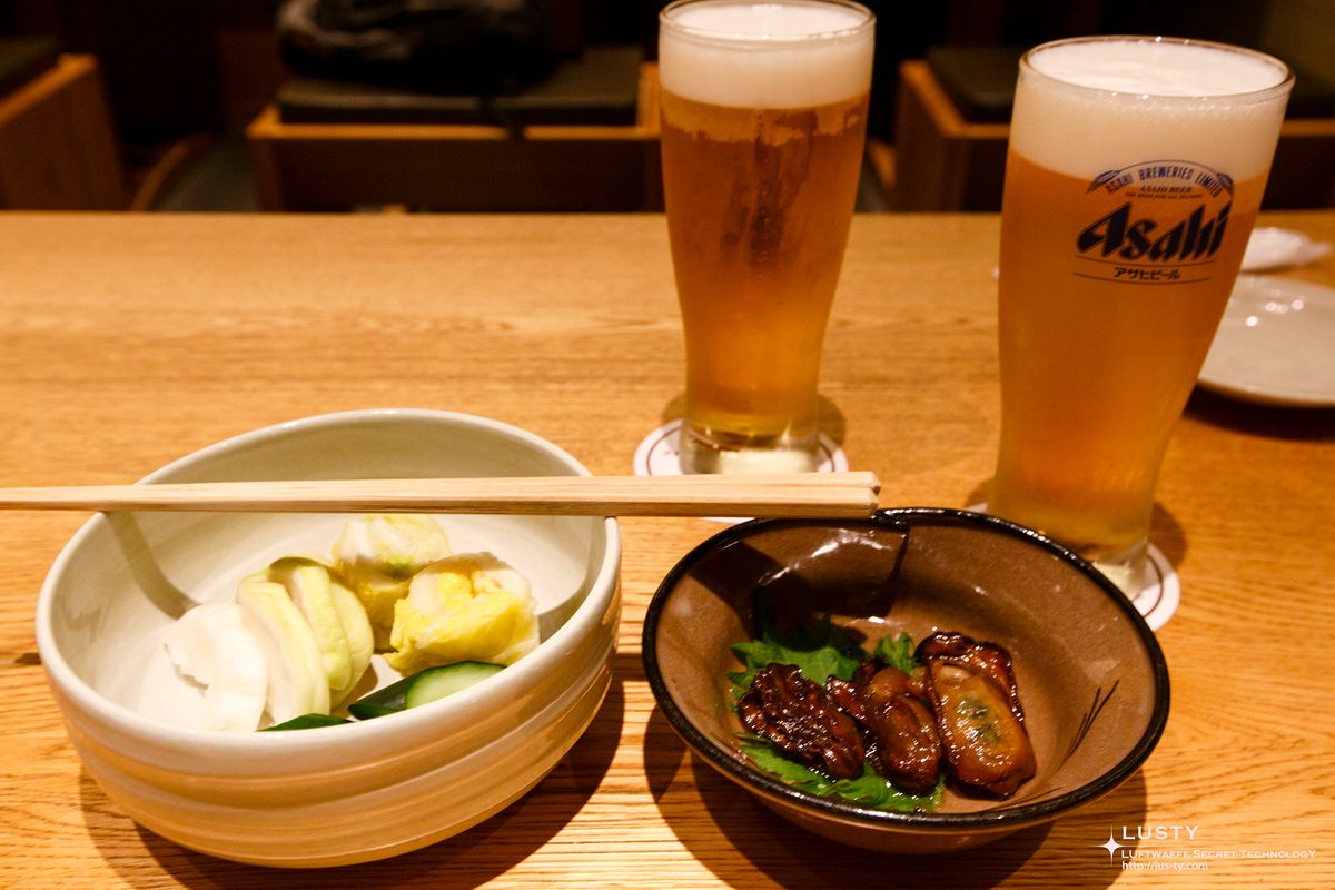 아사히 맥주잔과 곁들임 반찬