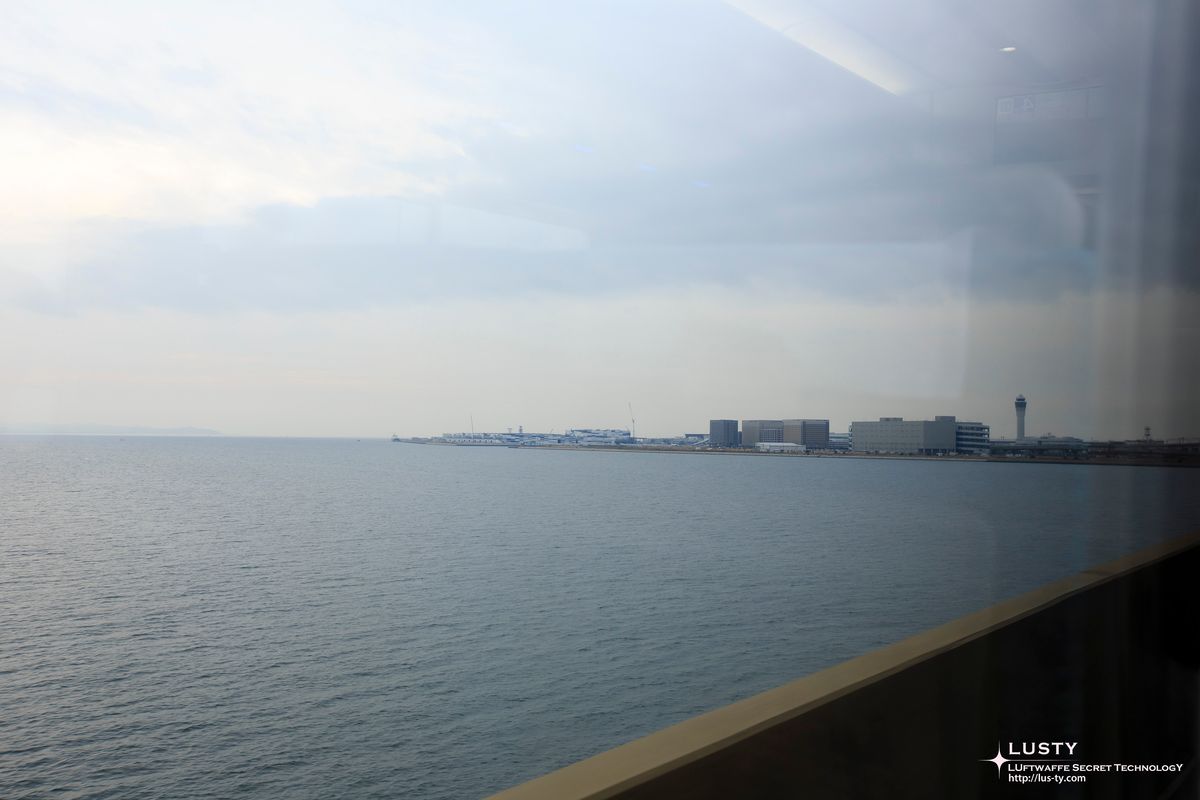 기차 창밖 바다와 공항 건물