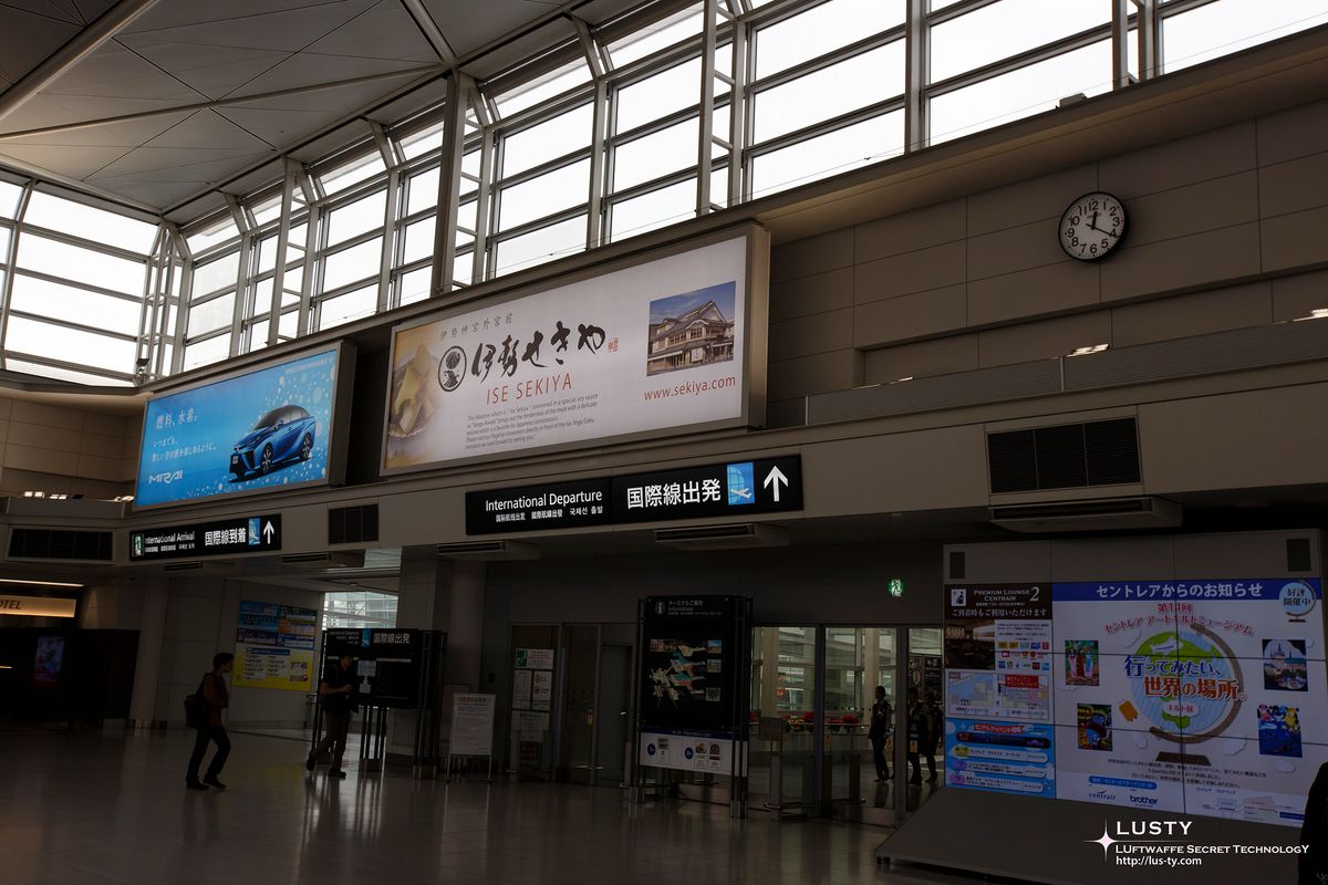 창문 위 국제선 출국 안내 간판
