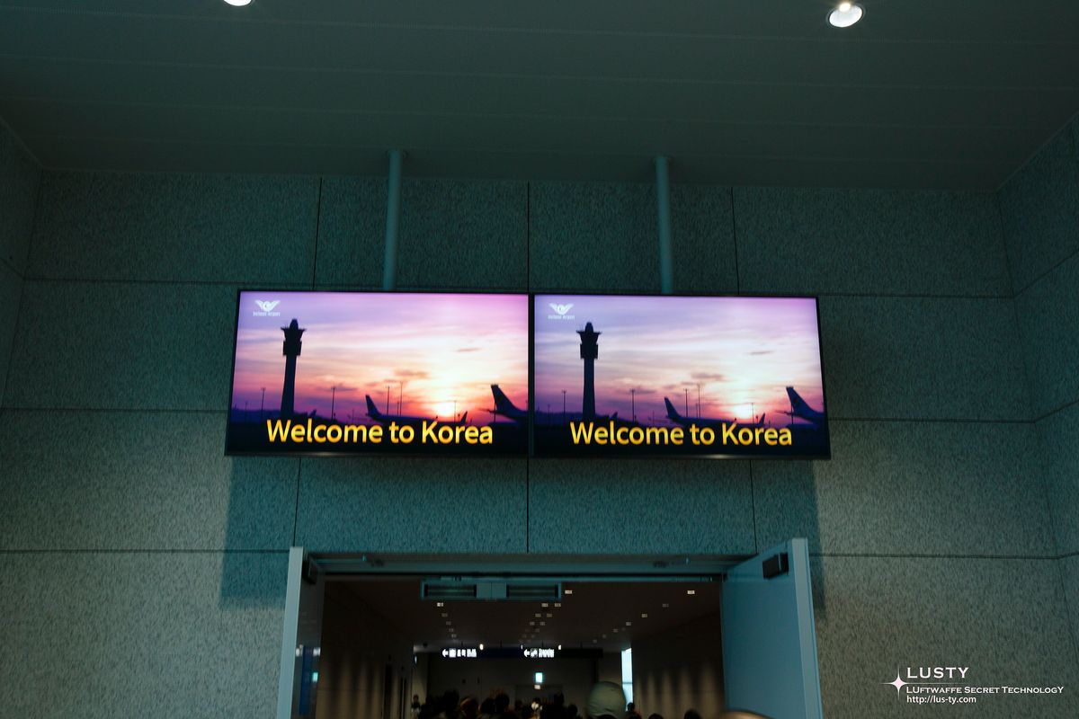도착장 벽에 'Welcome to Korea' 전광판