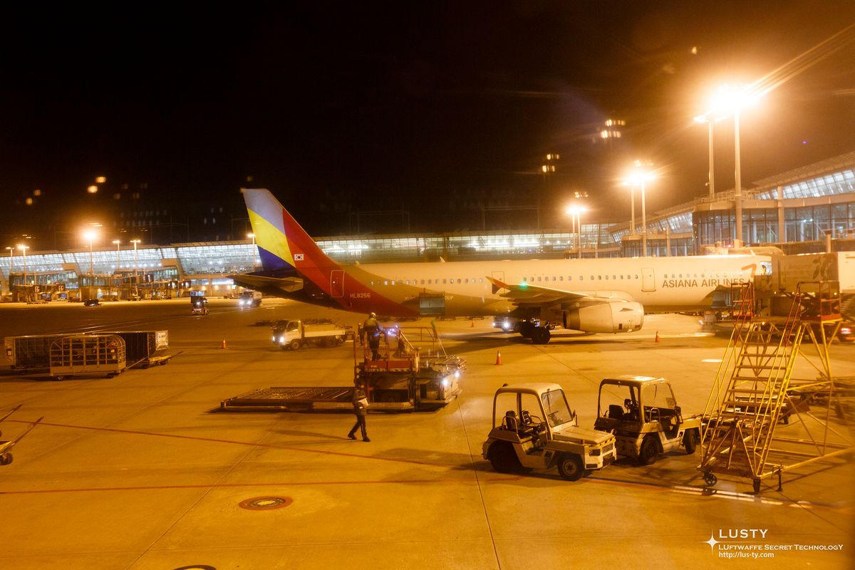 아시아나 항공 여객기와 공항 지상장비