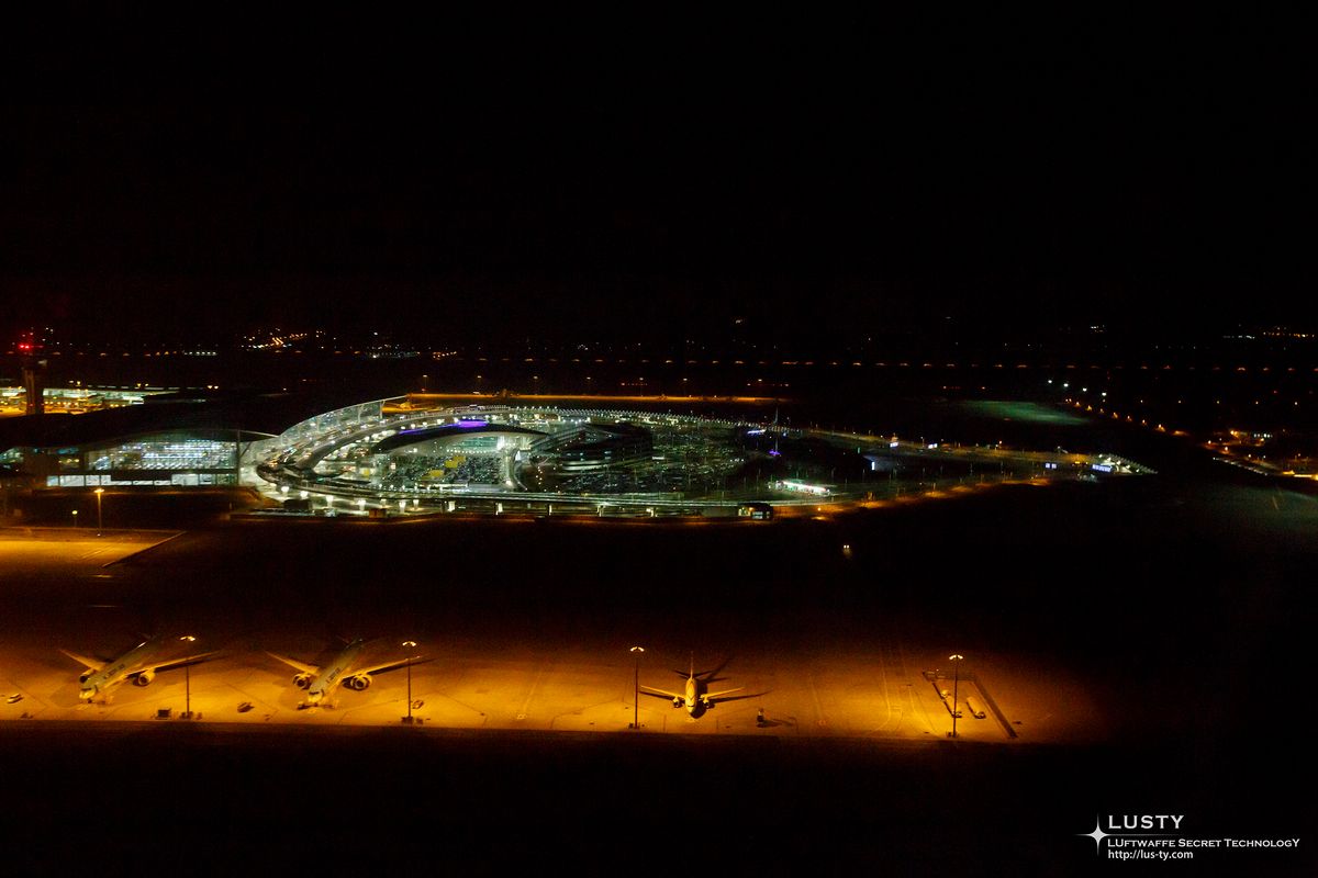 야간 조명 아래 공항 터미널과 활주로