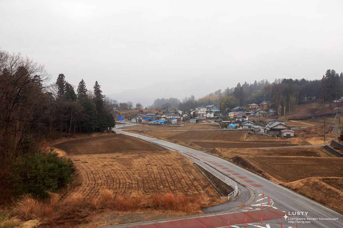 두메산골 마을과 갈색 논밭