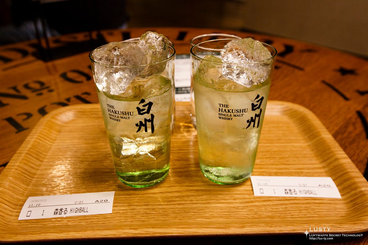 THE HAKUSHU' 로고 하이볼 두 잔