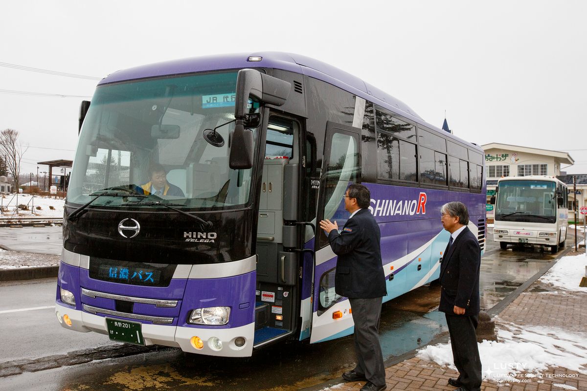 신아노 R 노선 버스와 승객