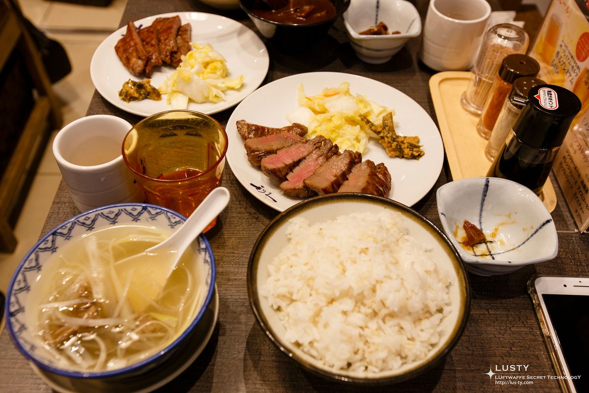 밥 국 찬과 함께 차려진 규탕 정식