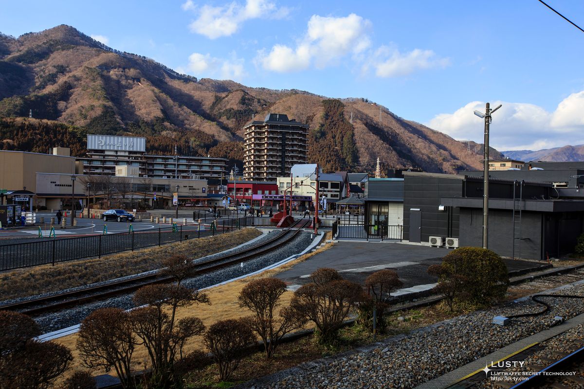 온천역 앞 궤도 옆 고층 숙박 빌딩