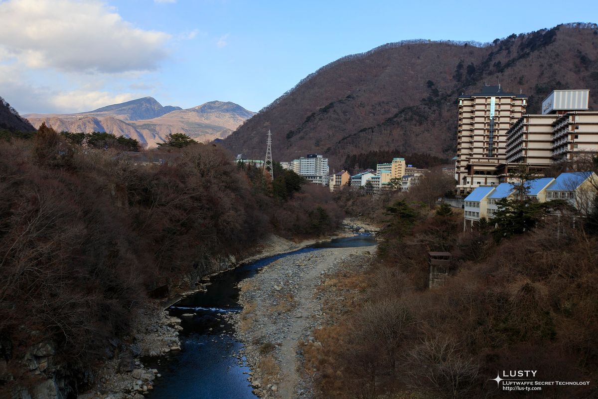 산골 계곡과 강변을 감싼 온천 건물들