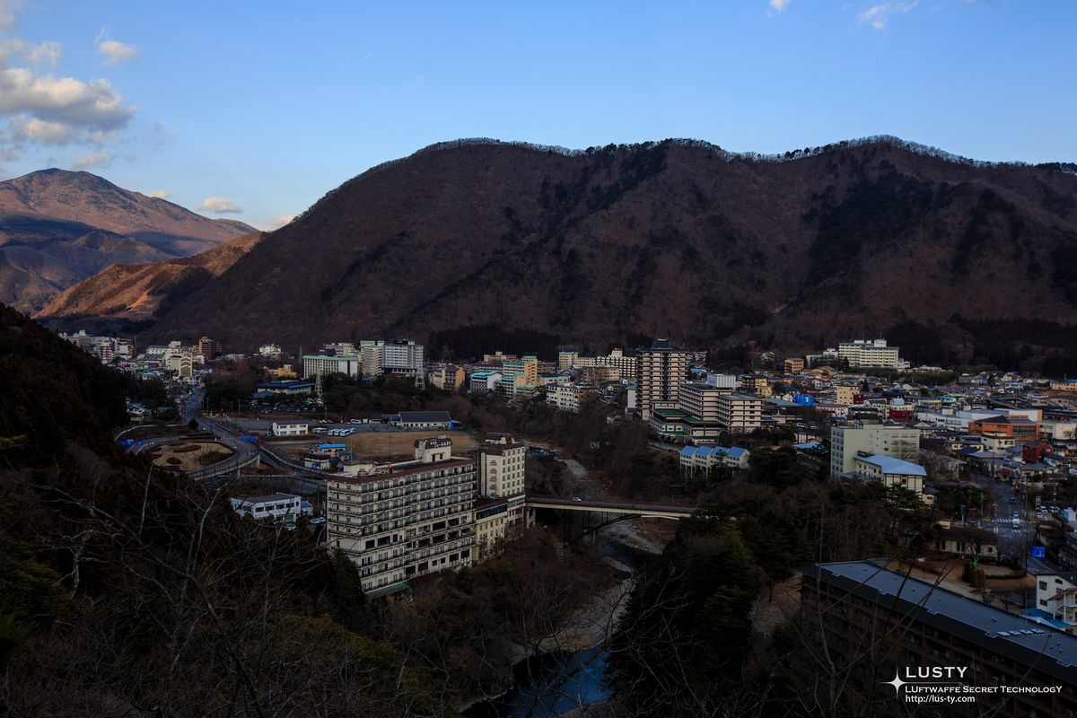 산골 분지와 병원 건물들이 보이는 마을