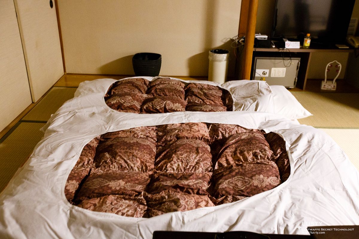 방 안에 나란히 놓인 요와 이불