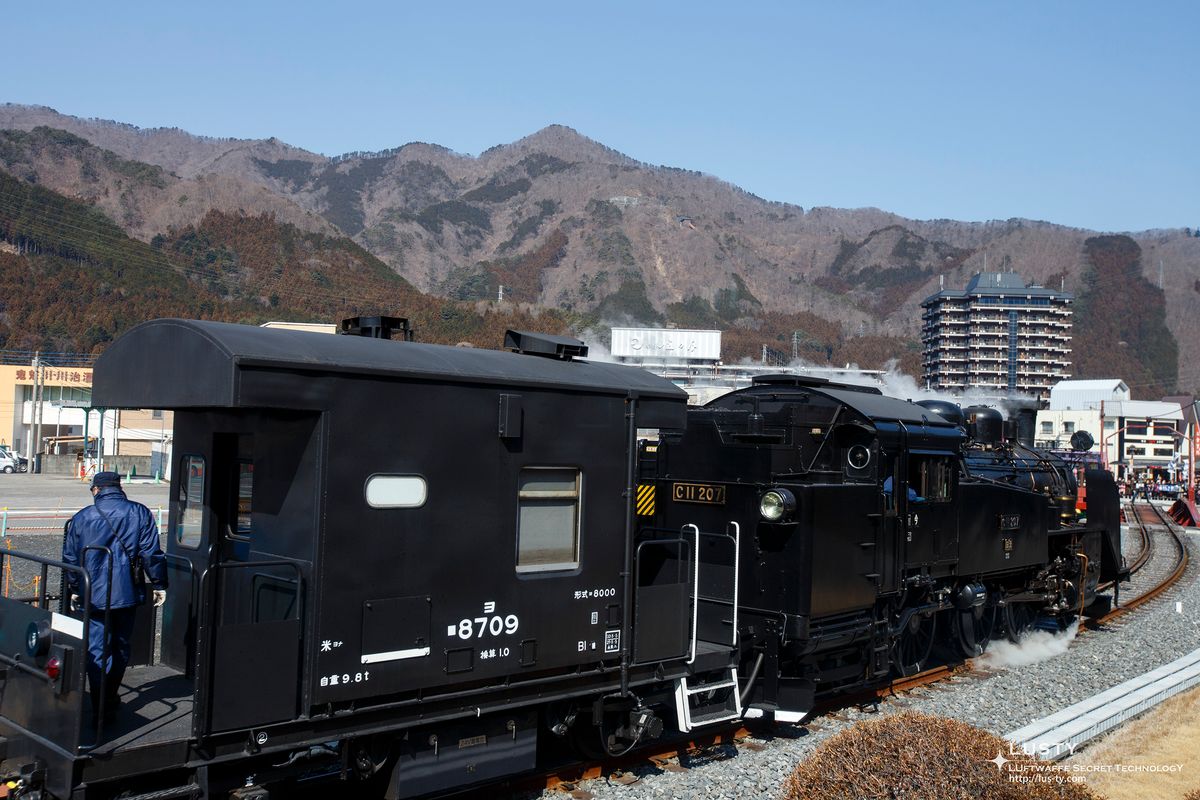 산을 배경으로 선 증기 기관차와 화차