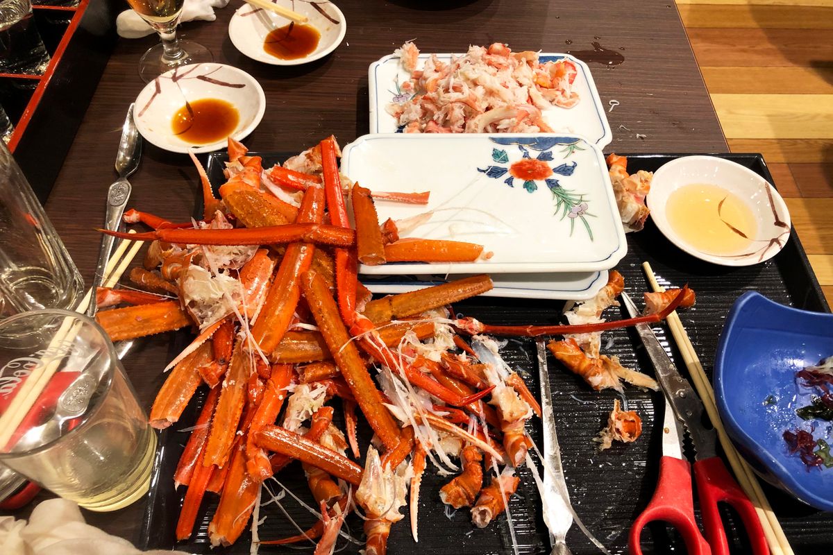 게껍질 더미와 장식 접시